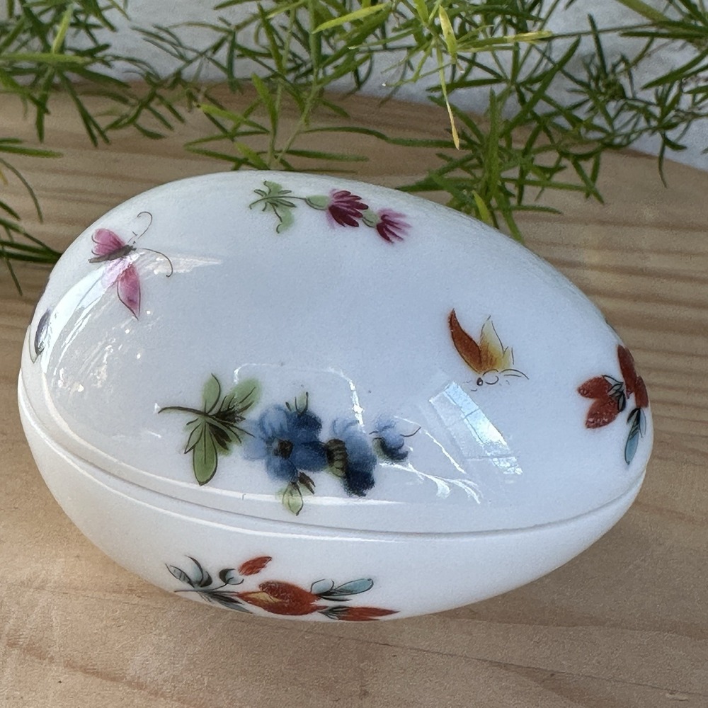 VTG Limoges‎ France Butterfly Handpainted Porcelain Egg 2.625 Inch Trinket Box